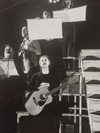 Herci a muzikanti Divadla Drak v inscenaci Beatles z roku 1991