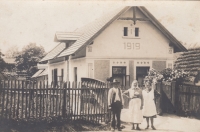 In front of the house No. 19 in Chýšť - from the right, the mother of the witness Růžena Školníková and her parents Aloisie and Václav Pilař