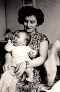 Alena Čiháková with her mum, Miloslava Havlíčková, 1958