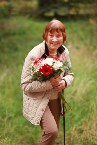 Hana Ženíšková with a bouquet from the documentary filmmaker after recording in the Pilsen studio in 2022