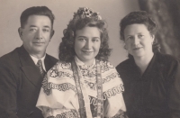 Růžena Čiháková with parents Růžena and Josef Školník in 1947