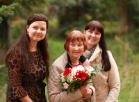 Hana Ženíšková with her granddaughter Šárka Káňová and documentary filmmaker Jarmila Vandová in the garden of the Pilsen studio in 2022