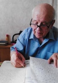 Emil Slepička při doučování své vnučky, které pomáhal s francouzštinou