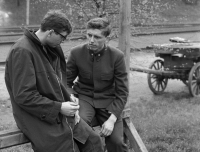 Ostře sledované vlaky, VN s Jiřím Menzelem při natáčení, 1966