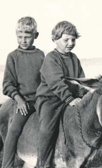 Peter Stuchlík na dovolené v Bulharsku se sestrou Katrin, 1964