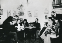 Paříž 1920, zleva: T. F. Šimon, Ludvík Strimpl, Mario Korbel - sochař, p. Kavka - sochař, p. Šimonová, Štefánik, JIřina Strimplová