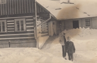 Marie Poláková (vzadu) se svým bratrancem v domě v Dolních Štěpanicích začátkem šedesátých let