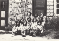 Marie Poláková (prostřední řada vlevo) se spolužačkami na praxi před podnikem ve Vrchlabí, kolem roku 1970