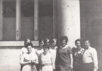 Marie Poláková (s brýlemi) se spolužačkami a učitelkou z učiliště na pánskou krejčovou v Nové Pace, kolem roku 1970