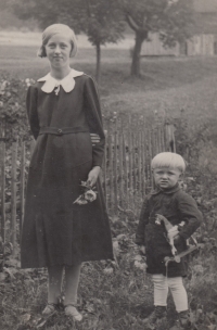 Pamětník se sestrou Marií na zahrádce v Dolních Štěpanicích během války