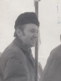Pavel Mejsnar na chalupě v roce 1976 po narození třetího syna