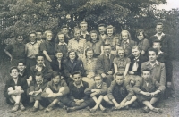 Pavel Mějsnar v roce 1950 po návratu z pražské Scholy Cantorum. Třída měšťanky ve Vrchlabí. Pavel Mejsnar - nejvyšší chlapec uprostřed v zadní řadě
