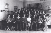 Pavel Mejsnar na učilišti v Mladé Boleslavi v roce 1953. Nejvyšší chlapec vzadu uprostřed