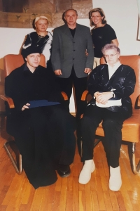 Promoce syna Jiřího, zleva manželka, Jiří Kleker, dcera, dole syn Jiří a sestra, 2005