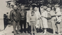 Rodina Jiřího Klekera, zleva otec, maminčin bratr se ženou a jejich maminka, maminčina sestra, maminka drží v náručí bratrance, vepředu Jiří Kleker, Milovice 1968