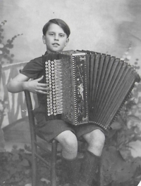 Při hře na akordeon, 1946