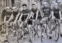 Cyklisté na startu Závodu míru 1960, Křivka, Malten, Hasman, Mareš, Renner, Révay (druhý zleva)