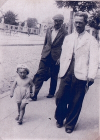 Dědeček Kysela s malým Remigiusem Hakenem v Lucku na Volyni, 1941