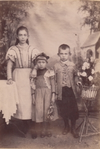 Koníček's children, taken around 1903 in Porchov, on the left Marie (married Šrůtková, later Profeldová), in the middle Erna, on the right Alois