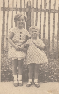 Erna and her sister Dagmar Dejmal around 1936