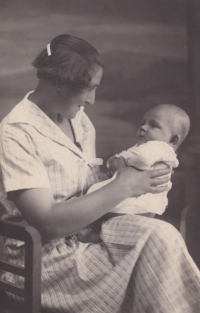 Erna Dejmalová with her first-born son Karel in 1926 in Uzhhorod