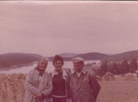 Erna Podhorská with her parents around 1969 in Hoješín na Seči