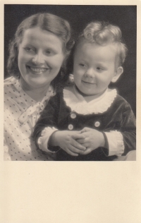 Milada Vaňková with her mother, 1949