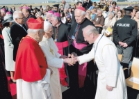 Abbot Michael Josef Pojezdný welcoming Pope Benedict XVI (2009)