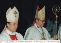Opat Michael Josef Pojezdný s biskupem Lobkowiczem (r. 1992)