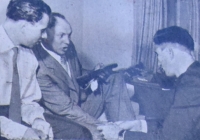 Jan Veselý (uprostřed) v rozhovoru s Hasmanem (vlevo) a Révayem, v předvečer startu Závodu míru 1960