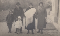Josef Koníček s třemi dětmi, porodní babičkou a Erninou tetou Marií 