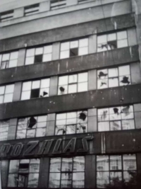 Poškozená budova Československého rozhlasu, Praha, 1968. Fotografie ze srpna 1968 pořízená Janem Slámou