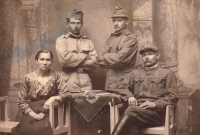Otec pamětníka Jan Jurka (stojící v tmavé uniformě) a jeho rodiče (sedící), 1917