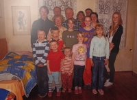 Pavel Mejsnar s manželkou, dětmi a vnoučaty ve Vrchlabí