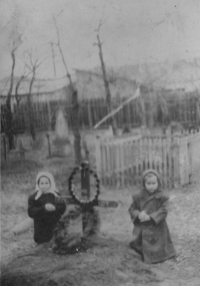 Witness’s grandfather Josef Fikl died in Comanesti and never got to return to Eibenthal. At his grave are Margareta and elder sister Anna. Comanesti, Romania, 1950s