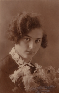Maminka Jiřiny Permanové Marie Permanová, rozená Englová, v roce 1929