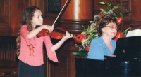 Jiřina Permanová doprovází žákyni hudební školy na radnici v Liberci v roce 2005