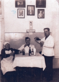 Prarodiče Josef a Marie Kyselovi se strýcem Alexandrem Zárybnickým ve své restauraci v Lucku, 30. léta