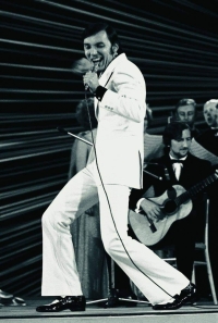 Štěpán Rak (v pozadí) doprovází K. Gotta, 70. léta 20. století