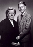 Štěpán Rak s adoptivní matkou Marií Rakovou, 50. léta 20. století