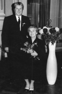 Rodiče pamětnice na výročí stříbrné svatby, 1980
