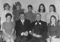 Pamětnice (vpravo nahoře) při evangelické konfirmaci, 1971