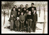 Alois and Zdeňka Ston and their 13 children.