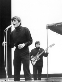 Václav Neckář with band Mefisto, Zdeněk Rytíř in the background, 1967