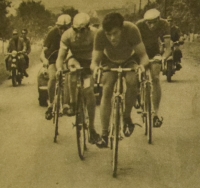 Révay won the XXX. year Prague - Karlovy Vary - Prague in 1958 in a new course record 7:31:11, from the left Nesl, Konečný, Mareš, Révay