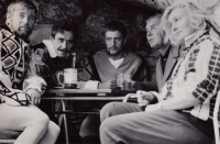 Jiří Jurka s přáteli. Zprava paní Mikulášková, Oldřich Mikulášek, Jiří Jurka, Karel Kabíček a Josef Husník