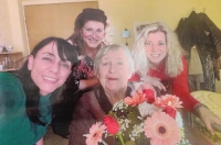 The contemporary witness with her former students, who came to visit her to the Františkov retirement home