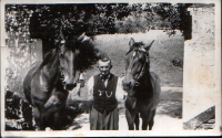 Jiřího starý otec z maminej strany, "kulak" Alois Ston so svojou "pýchou" v roku 1969. 