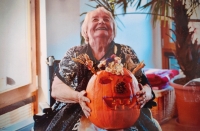 The contemporary witness with a pumplin, which she carved at the Františkov retirement home in autumn 2022
