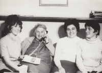 Jana Krutilová (zcela vpravo) s rodinou, konec 60. let